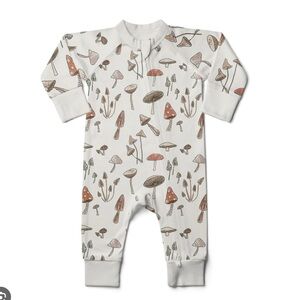 Never worn Newborn Goumi outfit in Toadstool